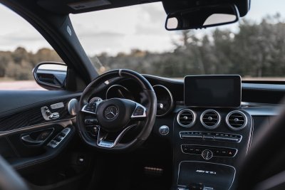 Je nieuwe auto piept vanaf deze week als je opzij kijkt